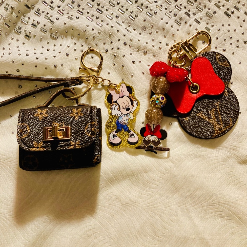 Lou minie Mommy and Me. Gold Minnie Mouse Key Charm with Glitter Bead Accents